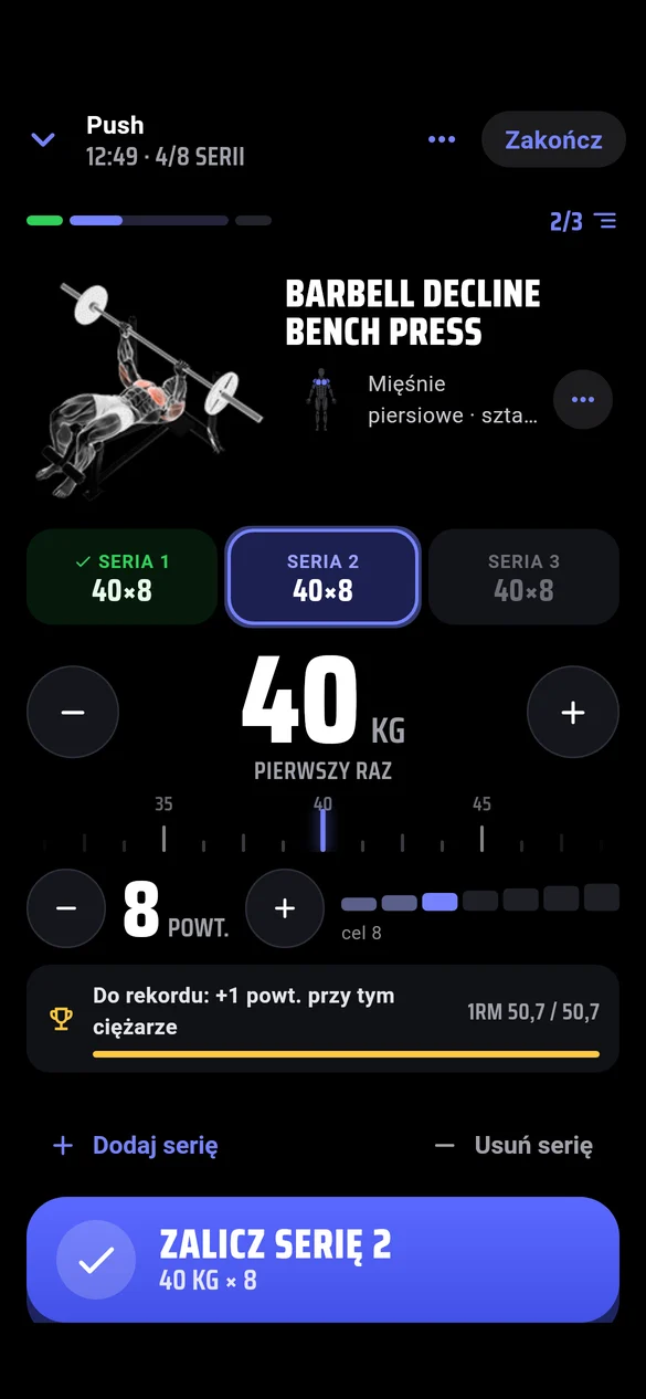 Trener prowadzi trening podopiecznego